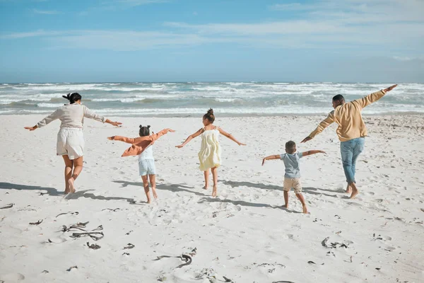 Вид Веселую Смешанную Расовую Семью Тремя Детьми Бегущими Пляжу Вытянутыми — стоковое фото