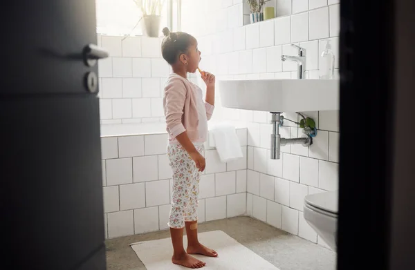 Una Niña Adorable Raza Mixta Cepillándose Los Dientes Baño Casa —  Fotos de Stock