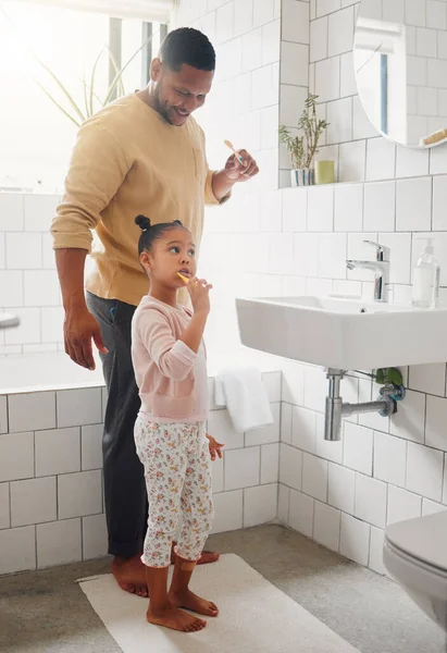 Feliz Mestiço Pai Filha Escovando Dentes Juntos Banheiro Casa Único — Fotografia de Stock