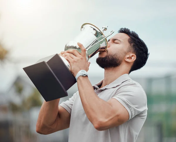 混合赛网球选手在胜利后庆祝胜利的同时喝奖杯 西班牙裔适合运动员在赛后获得奖品 积极健康的男子参加竞技体育活动 — 图库照片