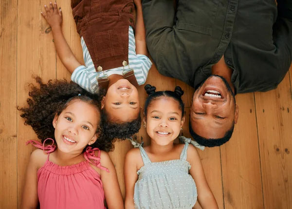 Une Heureuse Famille Mixte Quatre Personnes Relaxant Couché Sur Sol — Photo