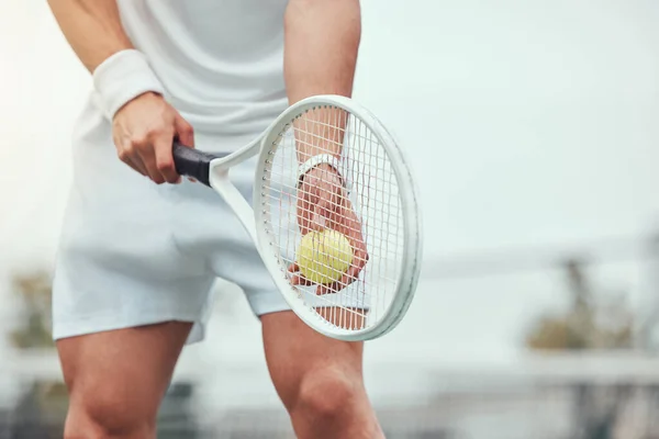 未知の混合レーステニス選手の閉鎖は 裁判所で提供する準備ができて取得します 試合中にラケットとボールを持っているヒスパニック系のフィットアスリート 運動や訓練としてゲームをプレイアクティブと健康的な男 — ストック写真