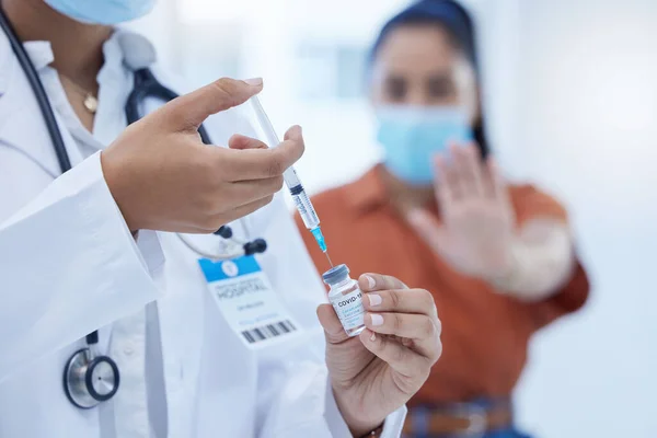 医生在医院里有眼镜蛇疫苗 注射剂和电晕药针 瓶子和注射器 扩大护士手 专家保健和流感风险 停止疫苗接种和拒绝医疗 — 图库照片