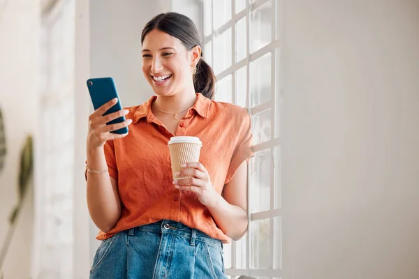 Joven Mujer Negocios Raza Mixta Feliz Usando Teléfono Mientras Bebe —  Fotos de Stock