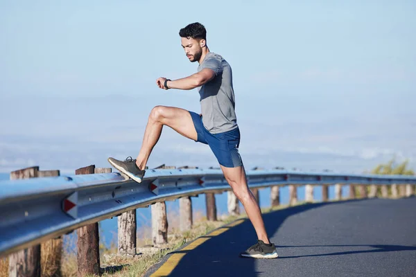 ランニング 心臓のトレーニングを開始するスマートウォッチによって時間通りにランナー 道路や男は脂肪を屋外で燃焼する 健康的 健康と運動選手は 彼のフィットネスの旅でトレーニングパフォーマンスを監視 — ストック写真