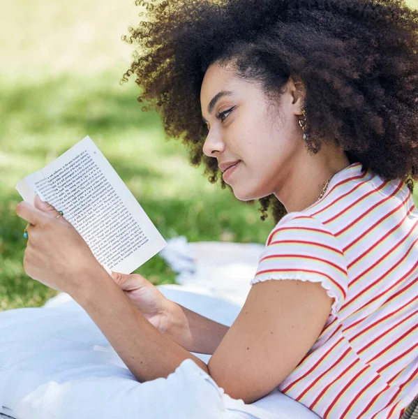黑人女人读书 在公园里放松 带着新奇的毛毯野餐 巴西学院或大学校园里的教育 学习和女学生带着课本在草地上学习 — 图库照片