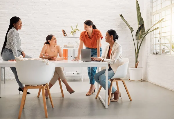 Eine Bunte Gruppe Fröhlicher Geschäftsfrauen Trifft Sich Einem Sitzungssaal Bei — Stockfoto
