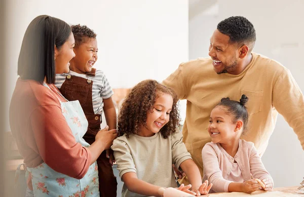 Uma Família Mista Feliz Cinco Relaxantes Cozinhando Juntos Amar Família — Fotografia de Stock