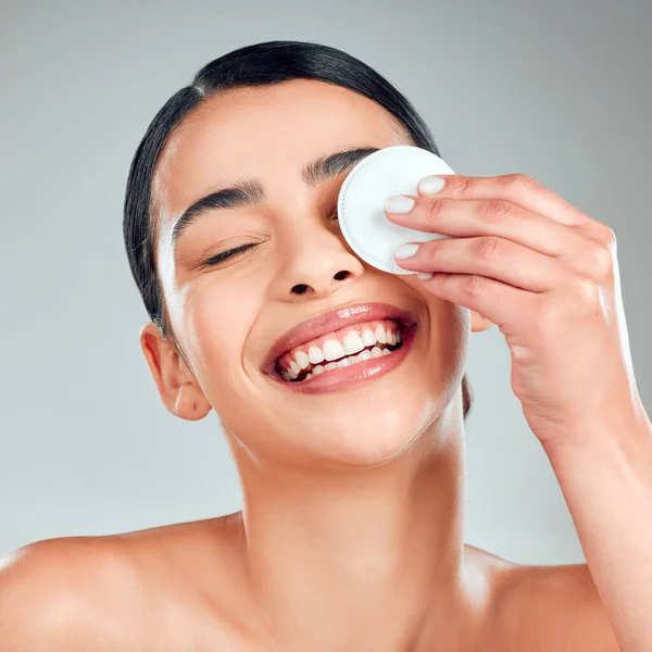 Una Hermosa Mujer Raza Mixta Feliz Usando Una Almohadilla Algodón — Foto de Stock