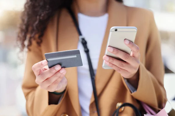 Γυναίκα Online Ψώνια Πληρωμή Πιστωτική Κάρτα Και Smartphone Fintech Για — Φωτογραφία Αρχείου