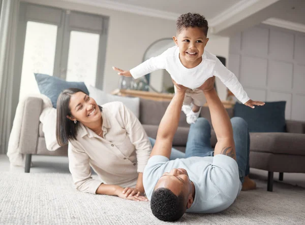 Een Gelukkige Gemengde Ras Familie Van Drie Ontspannen Lounge Vloer — Stockfoto