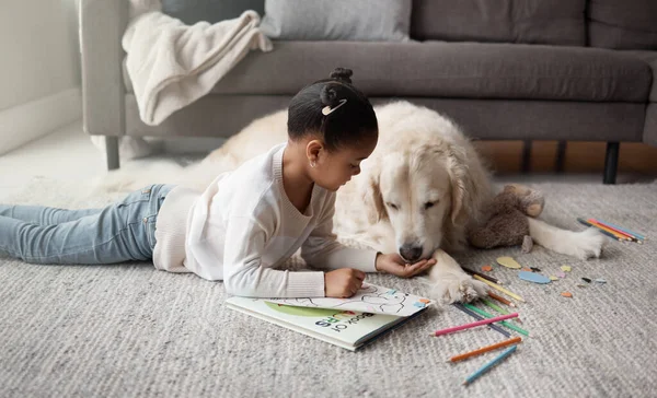 子犬とリビングルームのカーペットに横たわっている間 甘い小さな混合レースの子供は彼女の宿題をしています 子供の色彼女の感情的なサポート救助犬と結合しながら — ストック写真