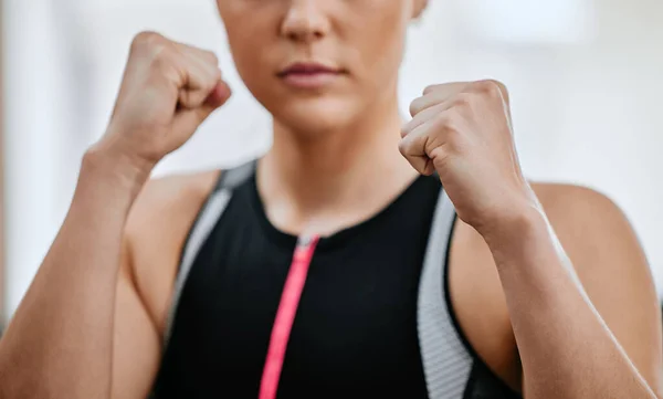 Spor Salonunda Tek Başına Boks Yapan Kimliği Belirsiz Ciddi Antrenör — Stok fotoğraf