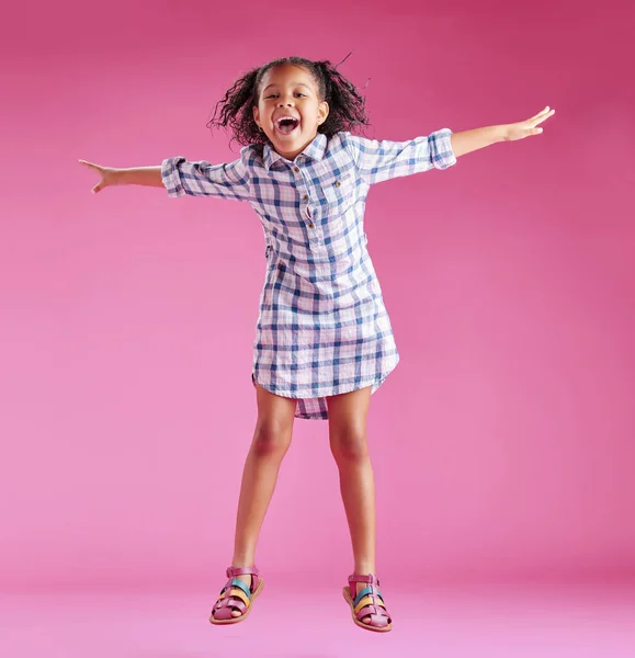 Милая Маленькая Смешанная Расовая Девочка Вьющимися Волосами Празднует Танцует Розовом — стоковое фото
