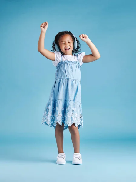 Полная Длина Очаровательной Маленькой Латиноамериканской Девушки Танцующей Поднятыми Руками Выглядящей — стоковое фото