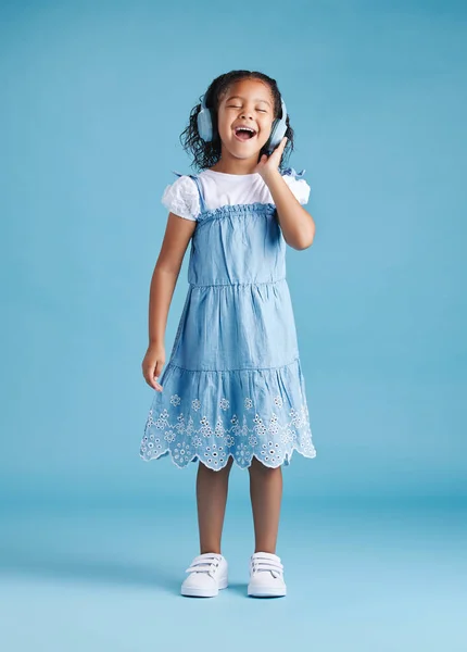 Pełna Długość Uroczej Latynoskiej Dziewczynki Śpiewającej Zamkniętymi Oczami Podczas Słuchania — Zdjęcie stockowe