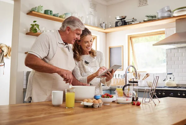 Koken Recept Senior Koppel Met Tablet Voor Online Video Voor — Stockfoto