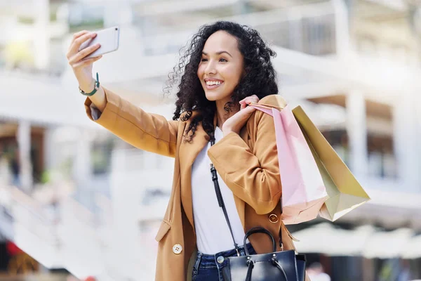 Moda Shopping Donna Scattare Selfie Città Piedi Strada Donna Nera — Foto Stock