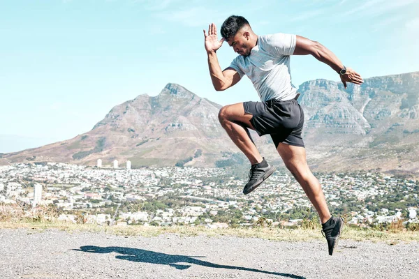 Atletische Jonge Gemengde Ras Man Sprinten Buiten Natuur Fit Knappe — Stockfoto