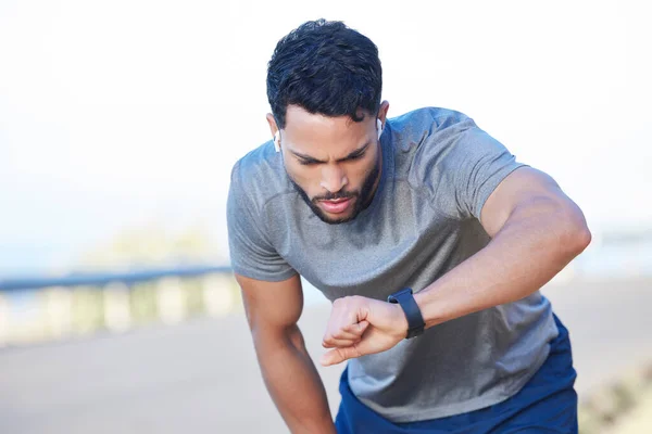 Corredor Cansado Treinamento Fitness Verificação Saúde Homem Relógio Inteligente Treinamento — Fotografia de Stock