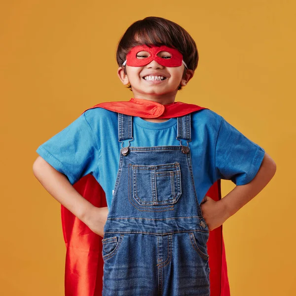 Entzückender Kleiner Asiatischer Junge Mit Maske Und Umhang Der Sich — Stockfoto