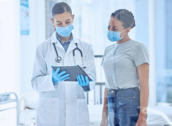 Doctor Mostrando Resultados Una Investigación Covid Paciente Paciente Chequeo Para — Foto de Stock