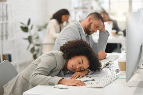 Молодые Бизнесмены Смешанной Расы Спят Своими Рабочими Столами Работая Офисе — стоковое фото