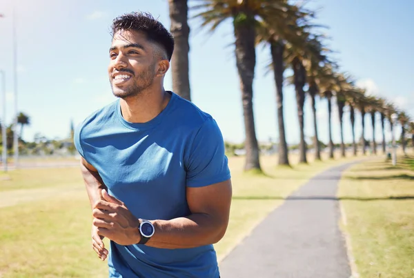 Encaixa Atleta Hispânico Vestindo Smartwatch Para Acompanhar Seu Progresso Enquanto — Fotografia de Stock