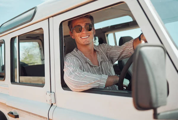 Reisen Autofahren Und Abenteuer Mann Wohnwagen Für Outdoor Naturreisen Urlaub — Stockfoto