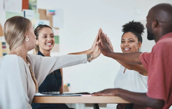 Alta Cinco Celebración Feliz Equipo Diversidad Emocionados Con Éxito Estrategia — Foto de Stock