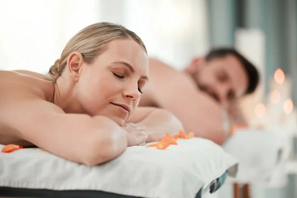 Relaxe Casal Cama Spa Massagem Resort Mimos Para Dia Calmo — Fotografia de Stock