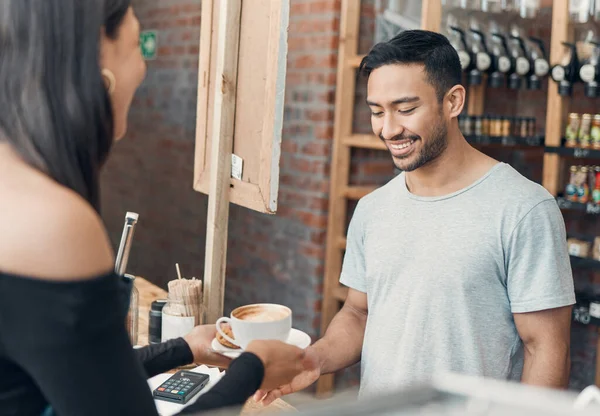 Jovem Garçom Hispânico Servindo Uma Xícara Café Para Cliente Enquanto — Fotografia de Stock