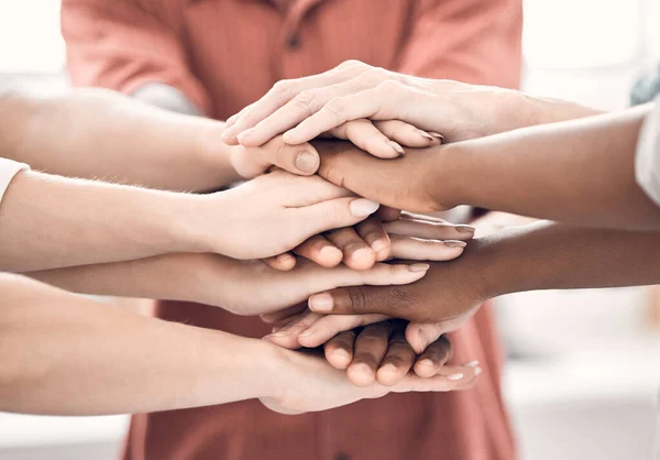 Een Groep Diverse Zakenmensen Stapelt Hun Handen Samen Een Kantoor — Stockfoto