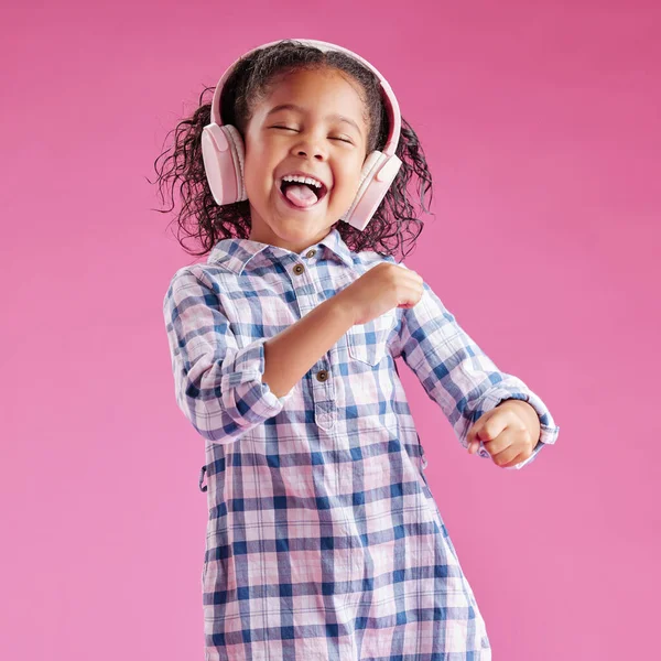 Симпатичная Маленькая Расовая Девочка Вьющимися Волосами Слушающая Музыку Наушниках Розовом — стоковое фото
