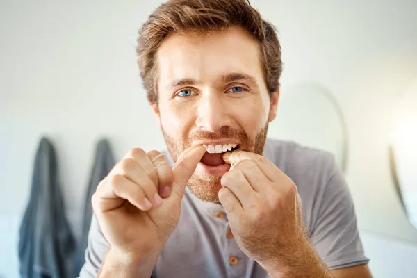 Один Красивый Мужчина Чистит Зубы Зубной Нитью Ванной Дома Белый — стоковое фото