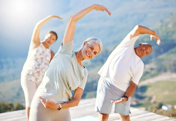 一群老年人在户外用双手捂住头 在阳光灿烂的日子里 快乐成熟的人在大自然中做瑜伽运动 有男有女一起参加的瑜伽课 — 图库照片