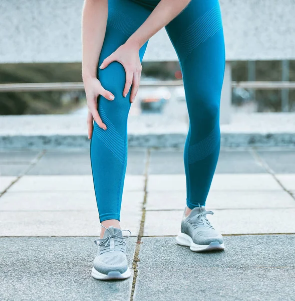 Close Van Een Blanke Vrouw Die Haar Pijnlijke Knie Vasthoudt — Stockfoto