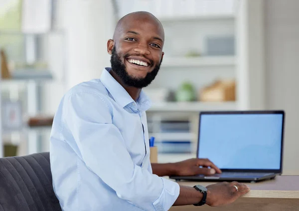 Портрет Молодого Щасливого Афроамериканського Бізнесмена Який Працює Ноутбуці Офісі Роботі — стокове фото
