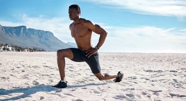 Ajuste Homem Preto Novo Que Faz Exercícios Lunge Areia Praia — Fotografia de Stock