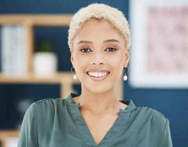 Feliz Sonrisa Joven Mujer Negocios Negro Empresario Empleado Oficina Moderna —  Fotos de Stock