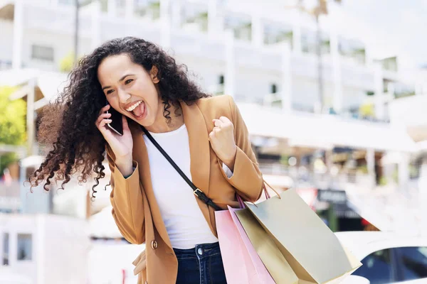 Donna Felice Chiamata Città Entusiasta Cliente Shopping Parlando Wow New — Foto Stock