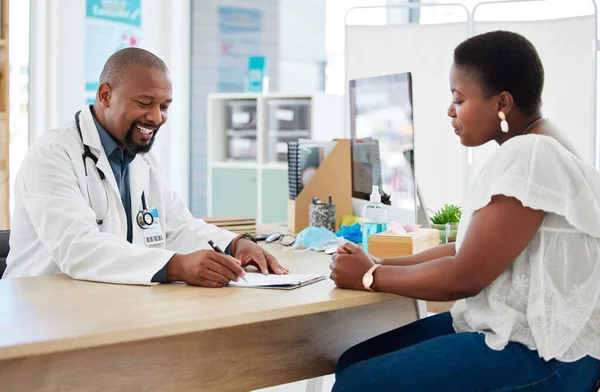 Afro Amerikaanse Dokter Een Consult Met Een Patiënt Jonge Vrouw — Stockfoto