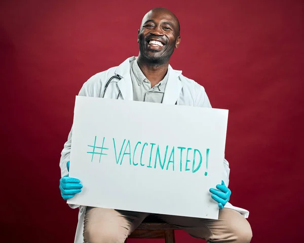 Afroamerykanin Covid Lekarz Trzymając Pokazując Plakat Portret Uśmiechniętego Czarnego Lekarza — Zdjęcie stockowe
