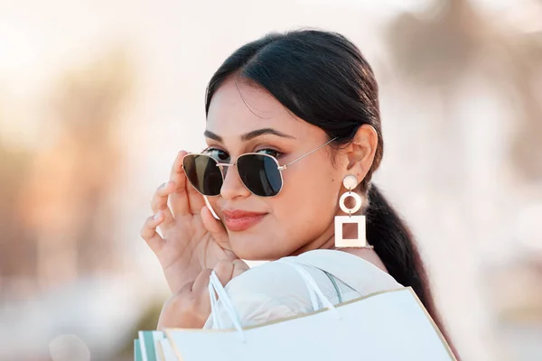 Frau Mode Und Shopping Glücklich Mit Sonnenbrille Gesicht Der Stadt — Stockfoto