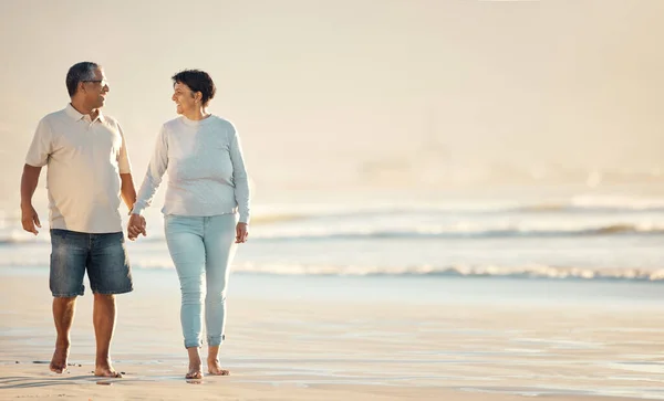 Una Coppia Mista Anziana Che Cammina Insieme Sulla Spiaggia Sorridendo — Foto Stock