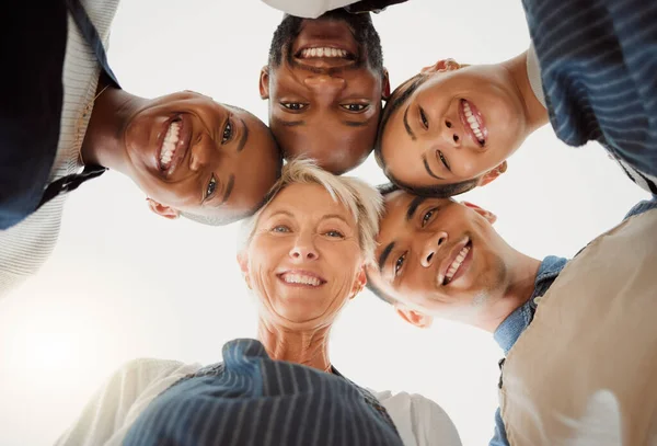 Retrato Bajo Grupo Cinco Alegres Diseñadores Ropa Diversos Pie Juntos —  Fotos de Stock