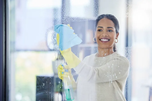 Vrouw Raam Schoonmaken Met Water Handschoenen Spray Kantoor Thuis Het — Stockfoto