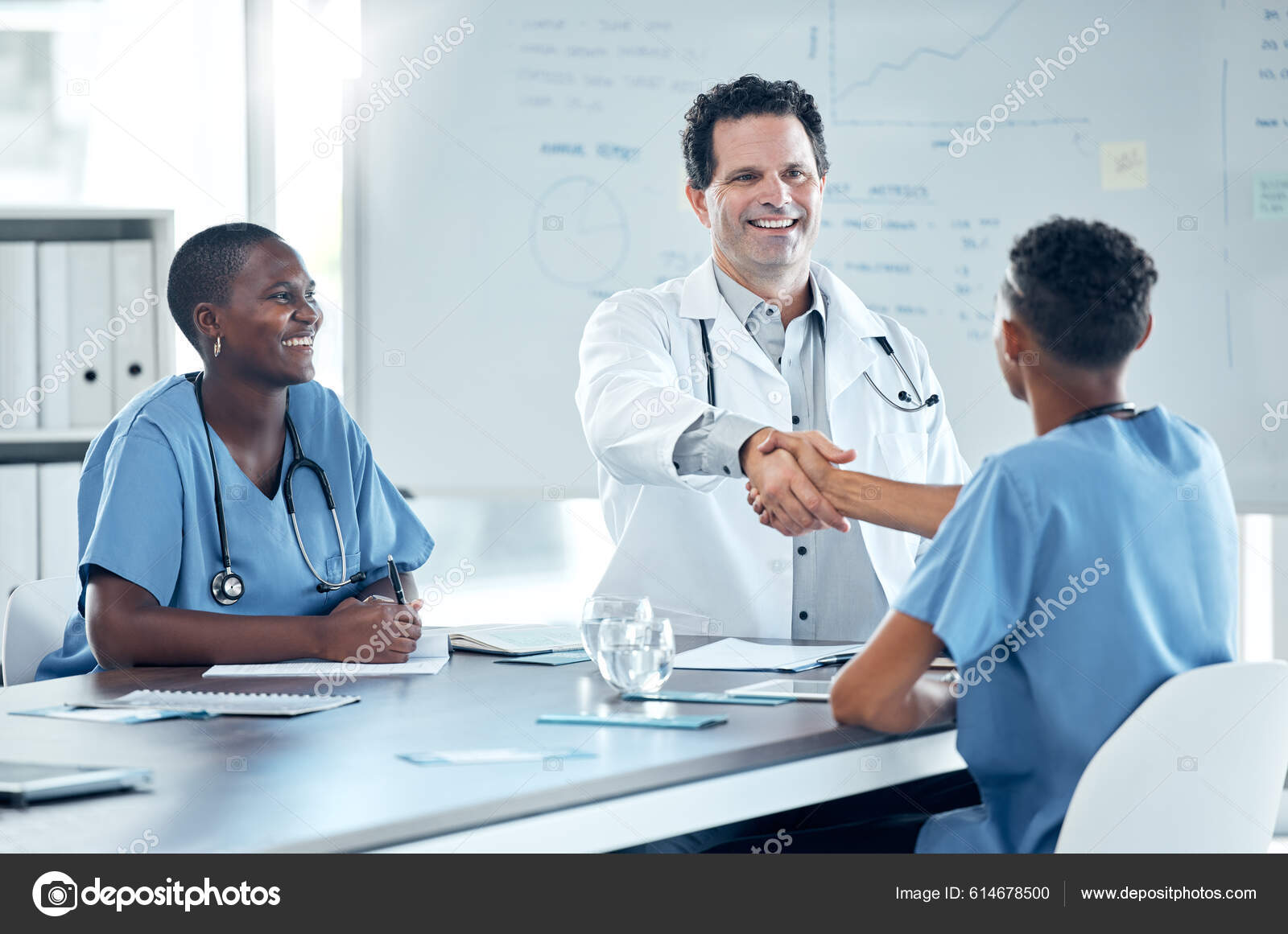 간호사와 악수를 회의를 의사와 악수를 나누면서 병원에서 환영한다 종사자는 성공을 — 스톡 사진 © PeopleImages.com  #614678500, image size:1600x1161