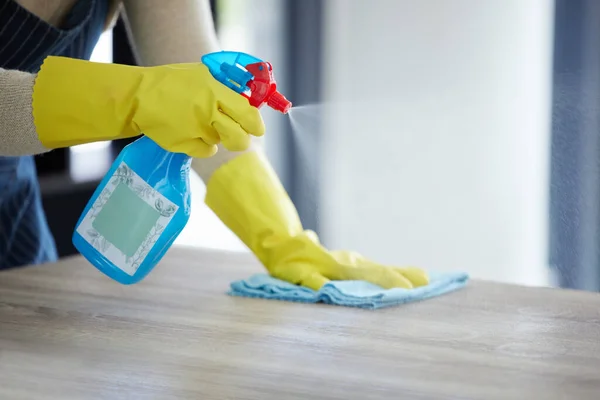 Χέρια Φιάλη Ψεκασμού Πανί Καθαρισμού Για Σπίτι Σπίτι Γραφείο Ξύλινο — Φωτογραφία Αρχείου