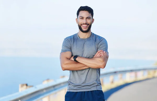 Man Atleet Gezond Met Kruisarmen Glimlach Staan Gelukkig Buiten Voor — Stockfoto